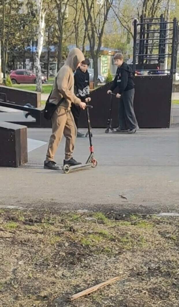 Хочется рассказать об одном инциденте, который произошёл в Югорском парке в Макеевке 10 апреля. Мы пришли покататься на самокате с ребёнком, которому ...