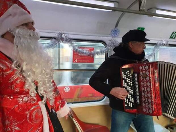 По Самаре ездит трамвай с баянистом и Дедом Морозом