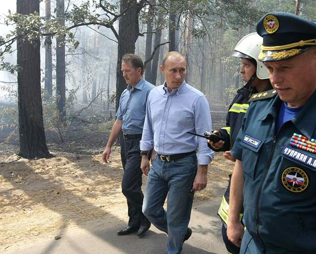 Владимир Путин посетил места проведения работ по устранению очагов торфяных пожаров в подмосковной Коломне