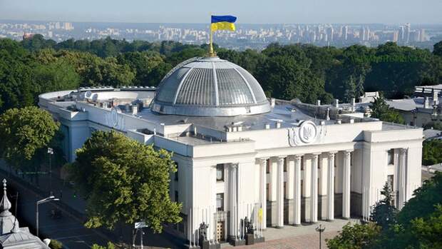 Верховная рада Украины приняла предложенный Зеленским скандальный закон об олигархах