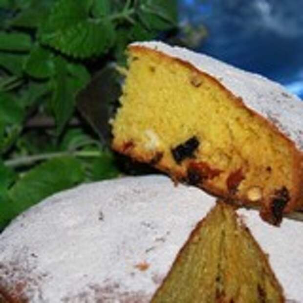 Бисквитный пирог с сухофруктами и орехами. 