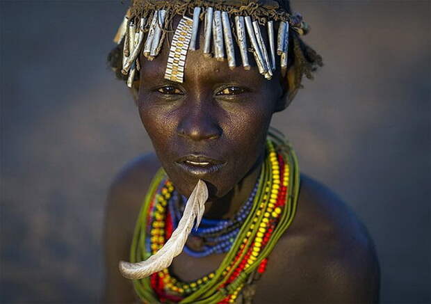И в пир, и в мир, и в добрые люди: эфиопское племя украшает себя неожиданными предметами (фото)