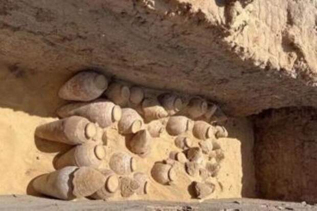 Археологи при раскопках в Египте нашли кувшины с вином, которому 5000 лет