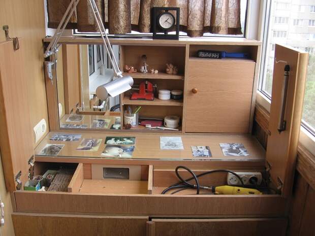 Позаботьтесь о наличии удобных систем хранения в мастерской. / Фото: moybalkon.com