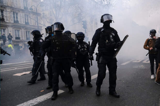 В Париже полиция применила слезоточивый газ против участников акции протеста