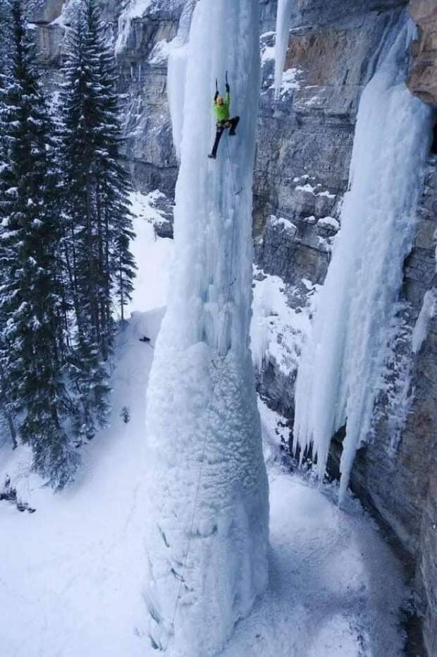 Восхождение на замёрзший водопад