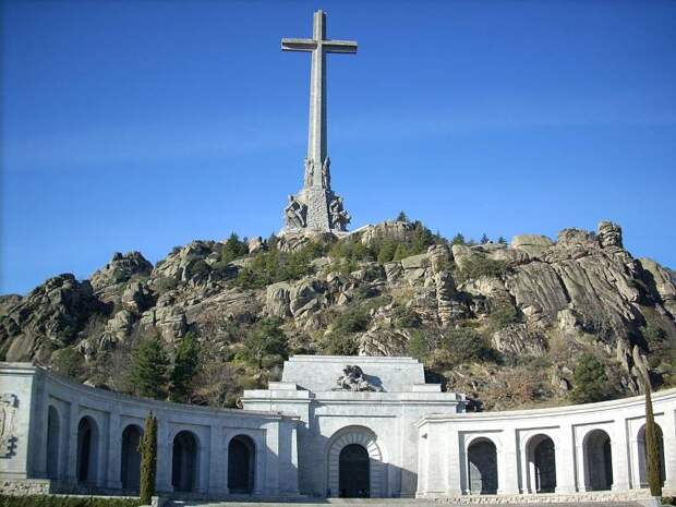 Самое высокое в мире распятие Валье-де-лос-Кайдос, построенное в 1940–1959 годах, имеет высоту 150 метров (490 футов). Расположено в Долине Павших.