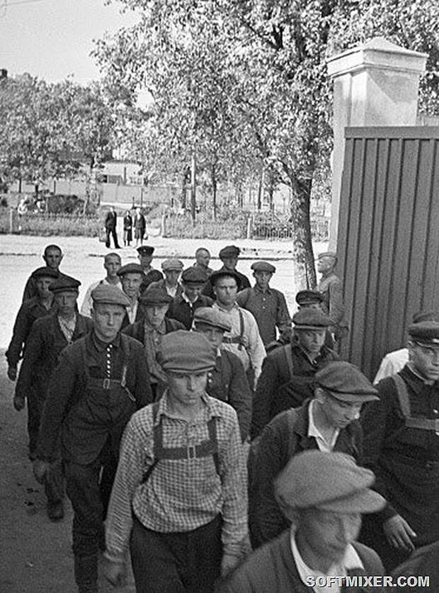 RIAN_archive_662758_Recruits_entering_Voroshilov_Barracks