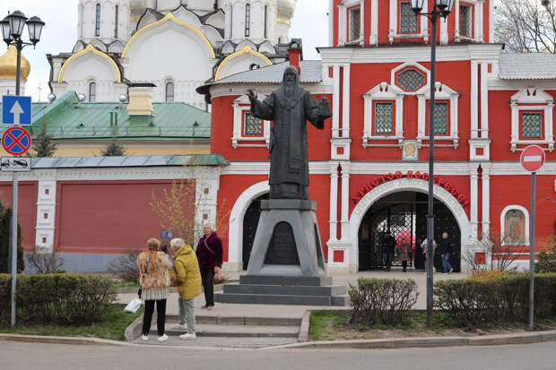 А это памятник митрополиту Алексию в центре Москвы