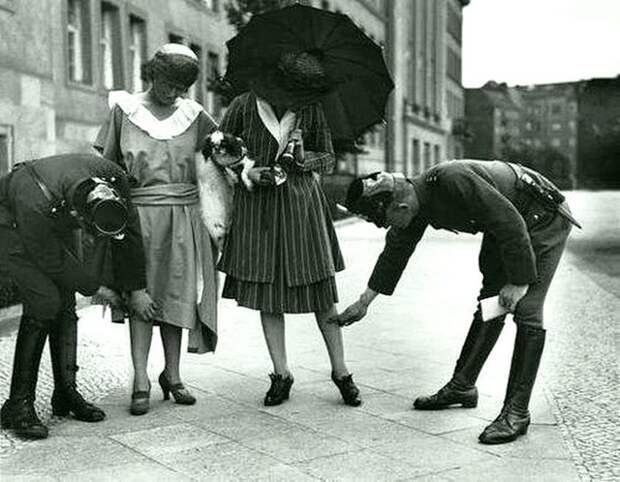 Полиция измеряет длину платьев, Берлин, 1920-е Весь Мир в объективе, ретро, фотографии