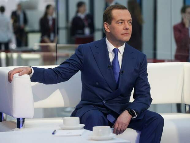 Лидер «Единой России» Дмитрий Медведев в своем «репертуаре», он указал россиянам на беспрецедентный рост их зарплат…
