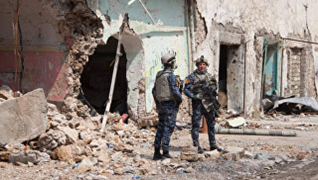 Военнослужащие иракской армии на огневой позиции в Мосуле. Архивное фото