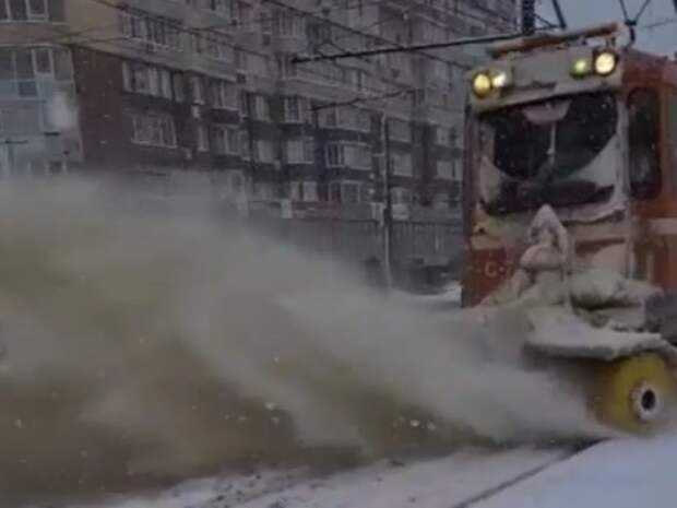 В Туле водитель трамвая с ног до головы окатил пешеходов грязным снегом