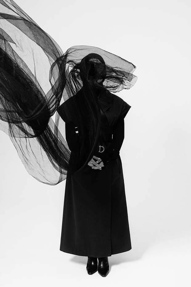 ЖИЛЕТ, Izeta; ПЛАТЬЕ, Marina Rinaldi; ПЛАТОК – СОБСТВЕННОСТЬ СТИЛИСТА; БОТИЛЬОНЫ, Brunello Cucinelli; СУМКА (на поясе), Dior