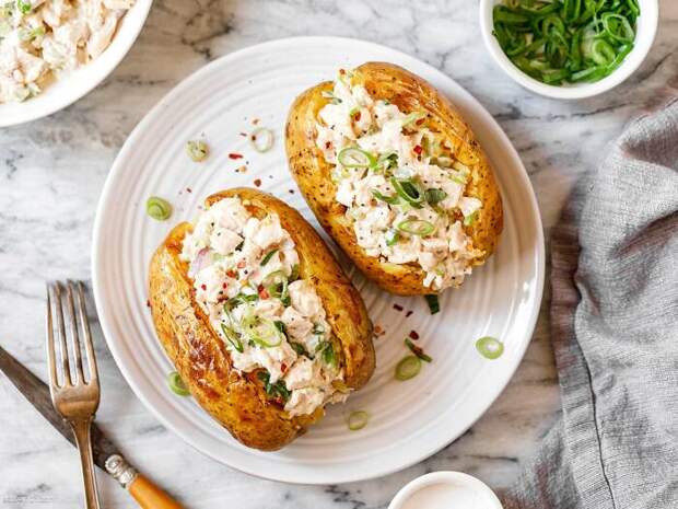 Запечённый картофель с творогом и ветчиной. \ Фото: eatwell101.com.