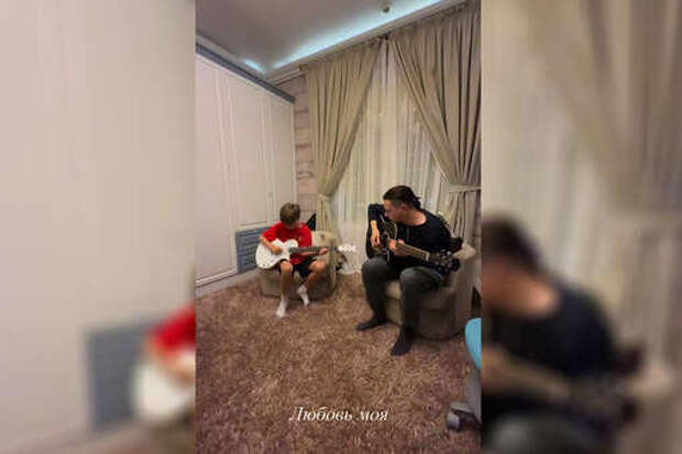Певица Подольская сняла сына от Преснякова за игрой на гитаре