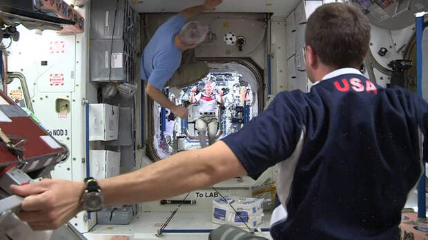 wie-astronauten-auf-der-iss-fuss (700x393, 270Kb)