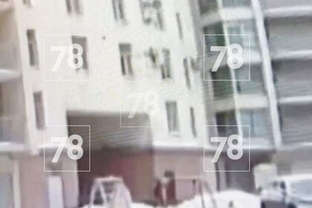 Дворник в Петербурге поймал упавшего с седьмого этажа мальчика и спас ему жизнь