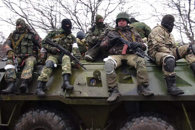 Военнослужащие ДНР на бронетранспортере на одной из улиц Углегорска