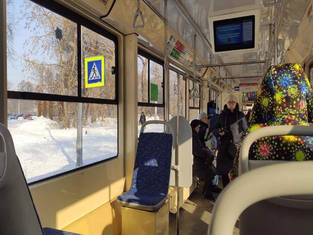 Трамвай врезался в легковушку, вставшую на перекрестке в Челябинске