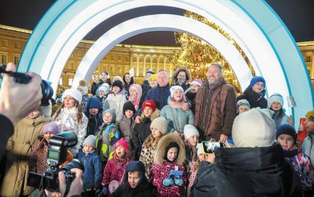 Петербург засиял новогодними огнями