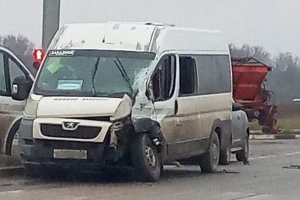 Четыре человека пострадали при столкновении автобуса и маршрутки в Узловой