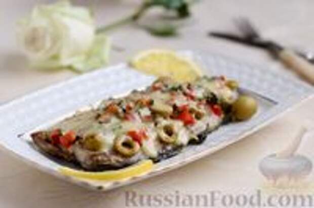 Фото к рецепту: Запечённая скумбрия с помидорами и оливками, под сыром