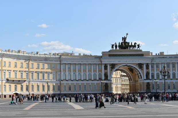 Петербург, Сочи и Анапа стали самыми популярными городами для встречи осени