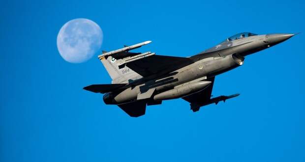 В США при посадке разбился истребитель F-16