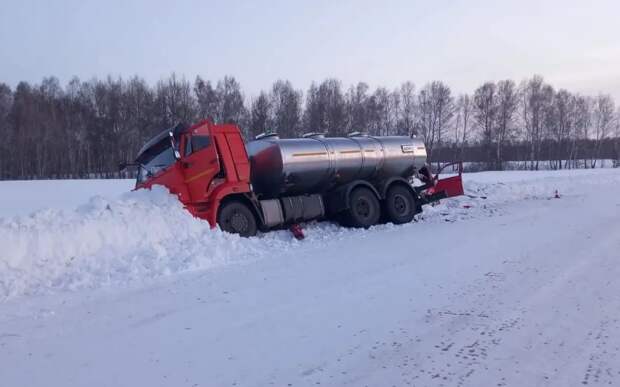 Женщина погибла в лобовом столкновении иномарки и молоковоза под Новосибирском