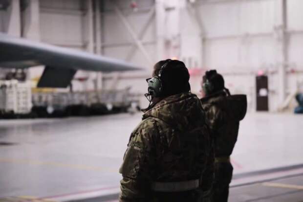 Бомбардировщики B-2 для ударов по Ирану готовят женщины, их сняли на видео