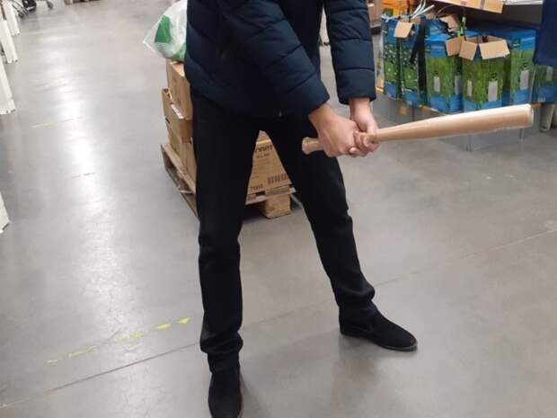 Житель Самарской области поругался с соседом и раскурочил битой его машину