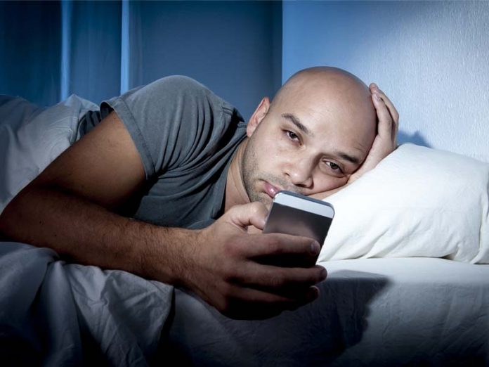 lelaki-tidur-HP-
