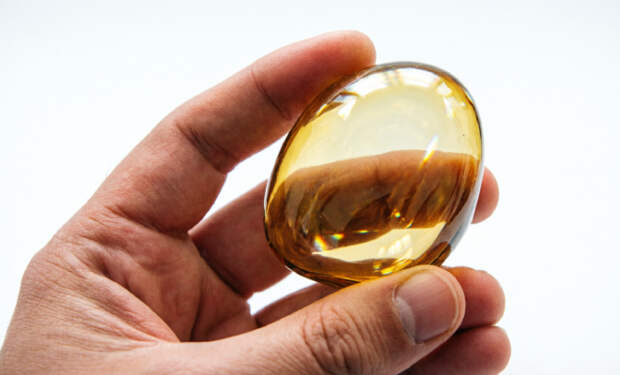 Новый материал изменит мир: это стекло само затягивается после повреждения