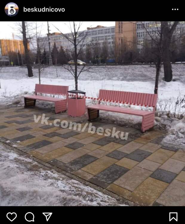 Фото дня: в парке имени Федорова появились розовые лавочки