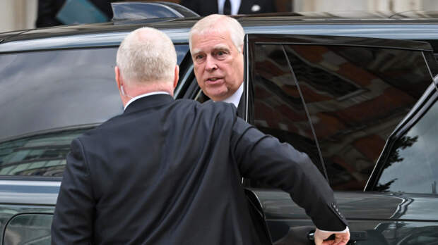 Таинственная папка в руках офицера: полиция провела обыск в доме принца Эндрю