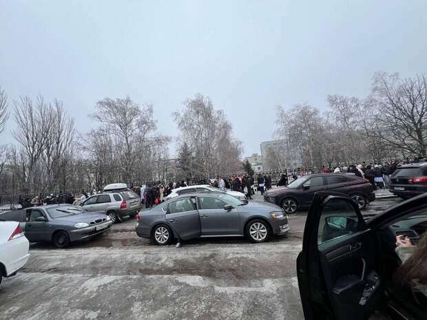 Больше 15 школ в Луганске получили сообщения о минировании