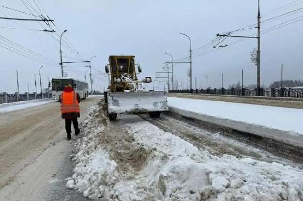В Тамбове продолжается расчистка улиц от снега: водителей просят убирать машины с обочин