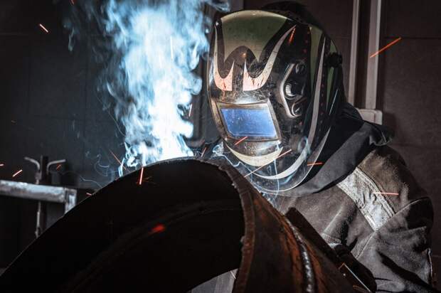 Сварщики возглавили список самых высокооплачиваемых профессий на январь 2026