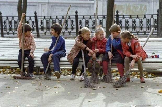Субботник в школе, 1980-е годы.