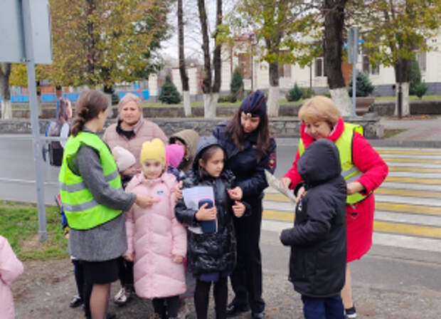 В Северной Осетии сотрудники Госавтоинспекции Ардонского района вместе с «Родительским патрулем» провели акцию «Будь ярким, пешеход!»