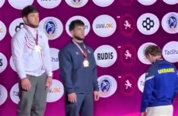 Борец Исламгереев получил в подарок кроссовер за победу на чемпионате Европы