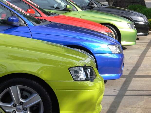 Автомобили разных цветов/ Фото: avtoskill.ru