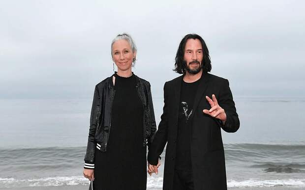 Холостяк передумал? Киану Ривз вышел в свет под руку с американской художницей