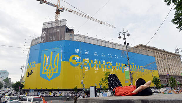 Флаг и герб Украины на здании в центре Киева. Архивное Фото.
