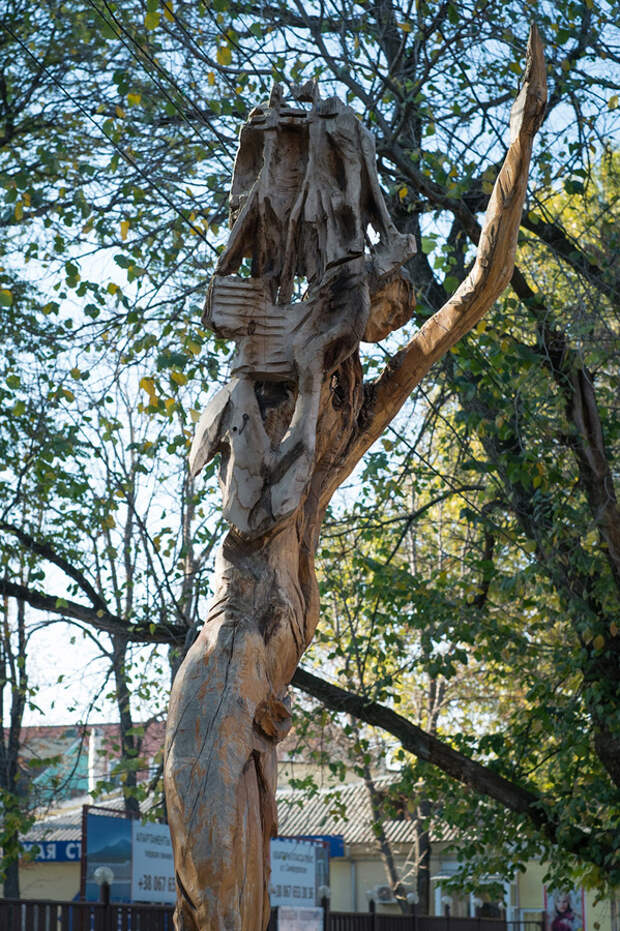derevyanniestatui 12 Деревянные скульптуры в Симферополе