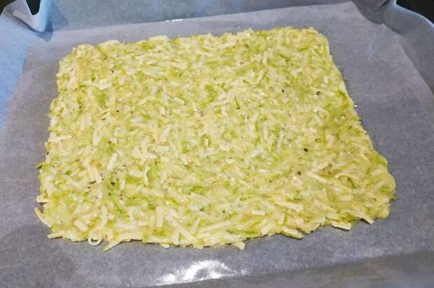 Равномерно распределите тесто на противне. / Фото: sovkusom.ru