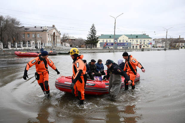Спасатели эвакуировали 163 человека после прорыва дамбы в Челябинской области