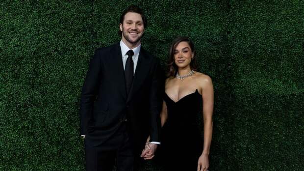 У квотербека «Баффало» Джоша Аллена и актрисы Хейли Стайнфелд родилась дочь