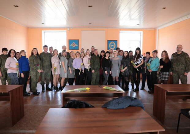 Офицеры авиационного полка 4 Армии ВВС и ПВО поздравили женщин с Международным женским днём